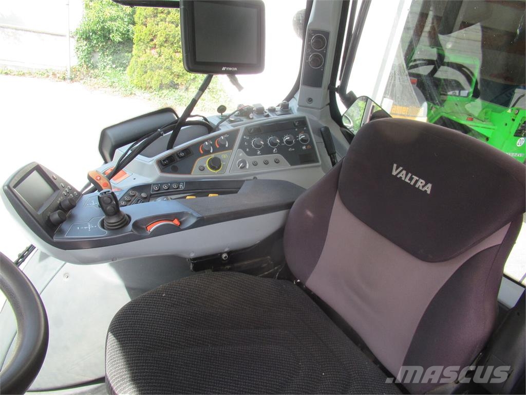 Valtra T 214D Traktoren