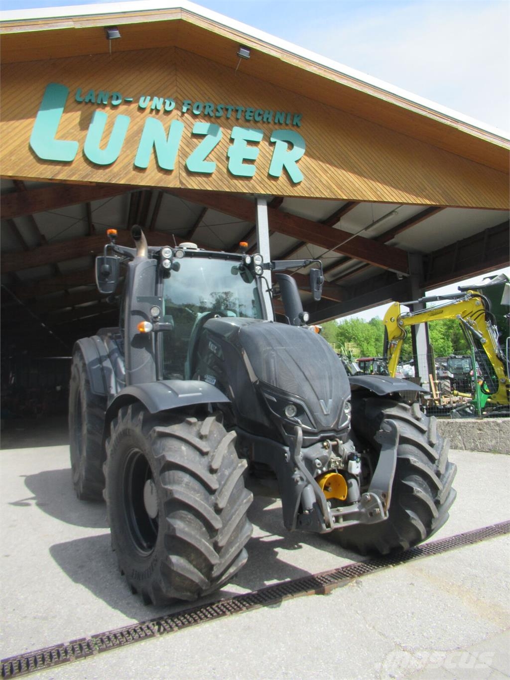 Valtra T 214D Traktoren