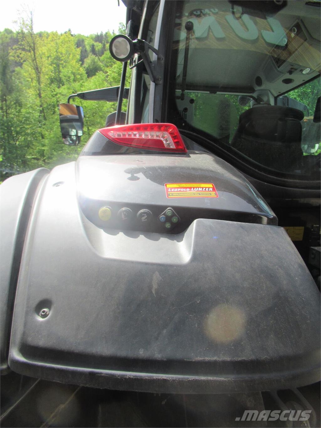 Valtra T 214D Traktoren