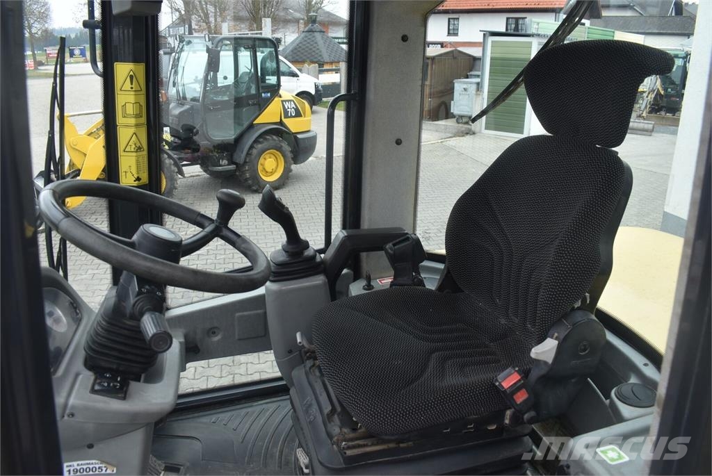 Yanmar V100 mit Straßenzulassung Gumikerekes homlokrakodók