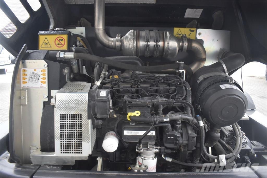 Yanmar V100 mit Straßenzulassung Gumikerekes homlokrakodók