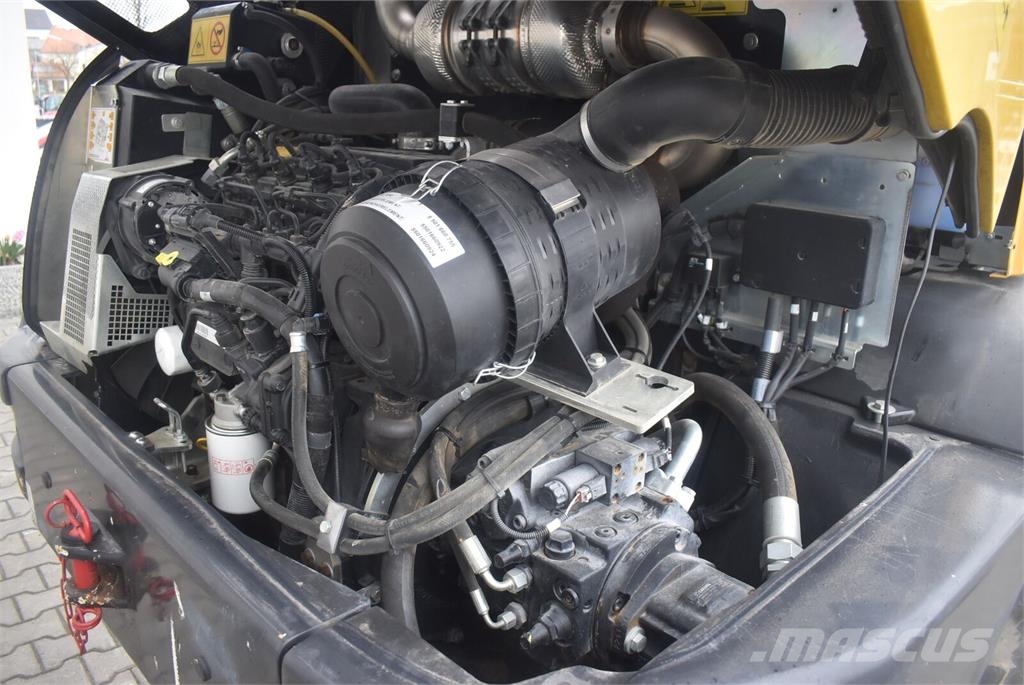 Yanmar V100 mit Straßenzulassung Gumikerekes homlokrakodók