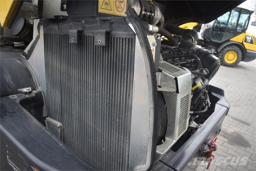 Yanmar V100 mit Straßenzulassung Gumikerekes homlokrakodók