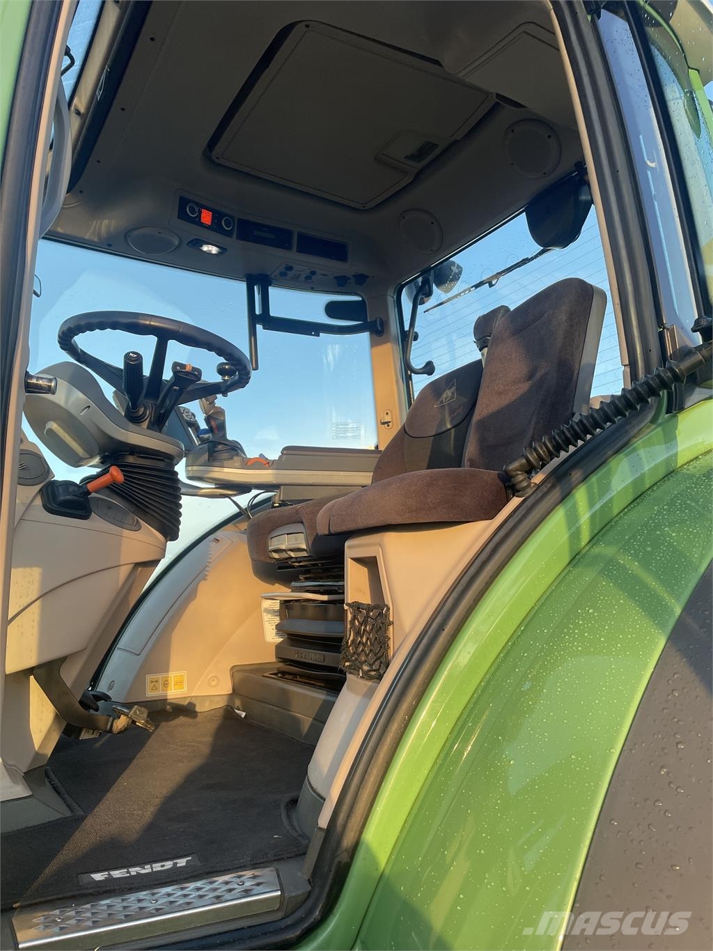 Fendt 516 VARIO SCR PROFI الجرارات