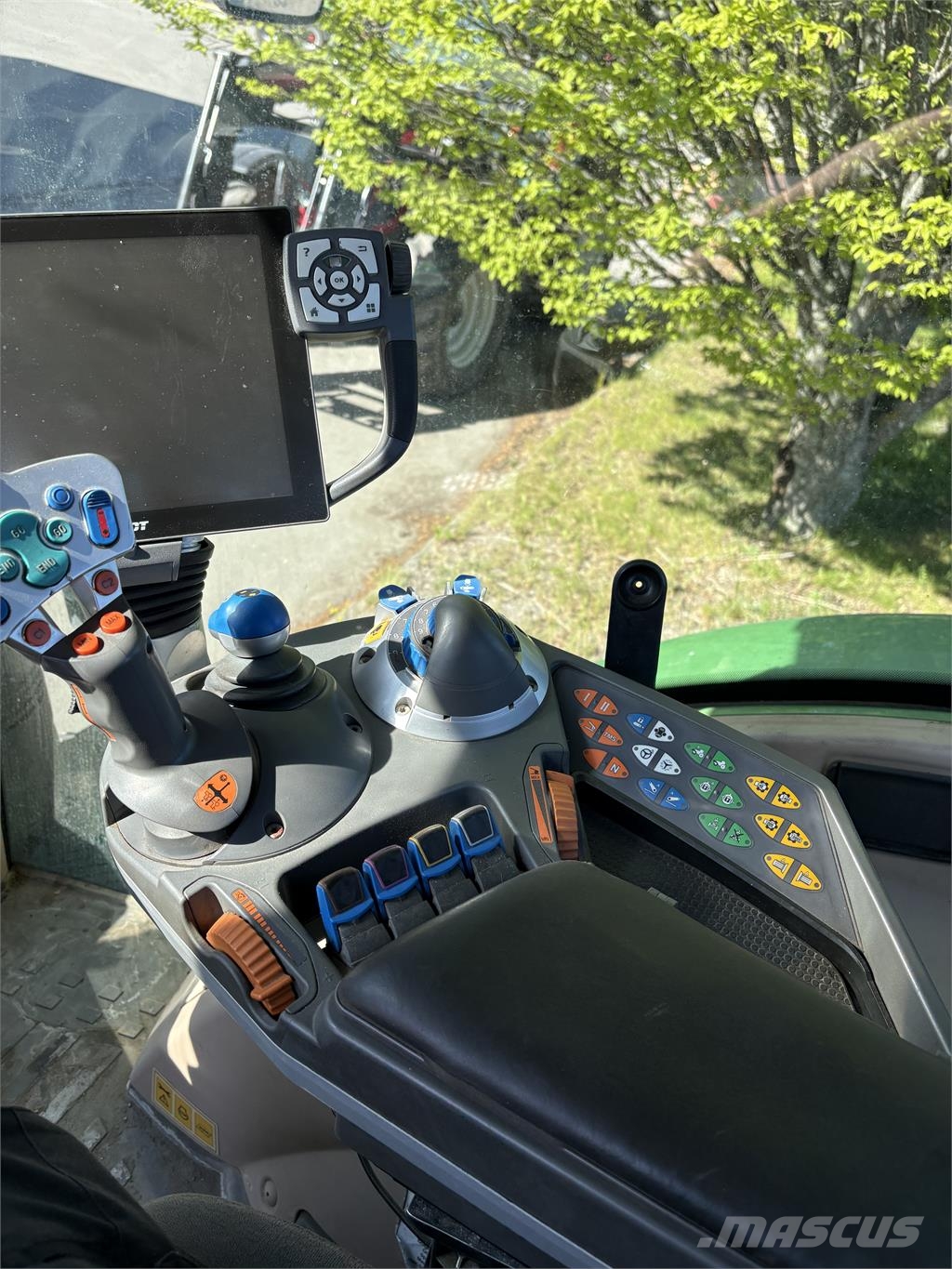 Fendt 724 VARIO S4 +FL +PTO Трактори