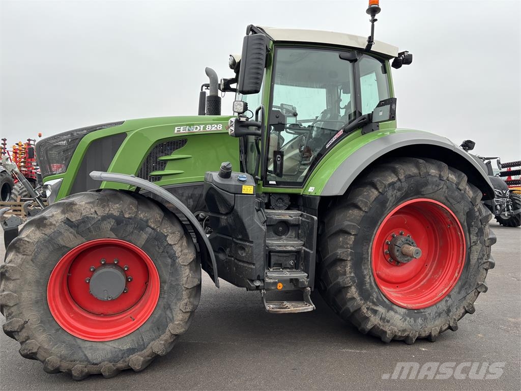Fendt 828 VARIO S4 Трактори