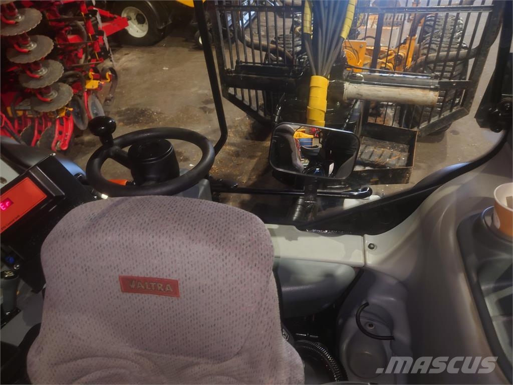 Valtra N113 HITECH SCR + MOHEDA 121 4WD+M50 Traktorok