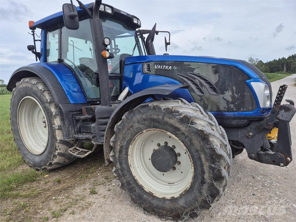 Valtra T213V FL SCR الجرارات