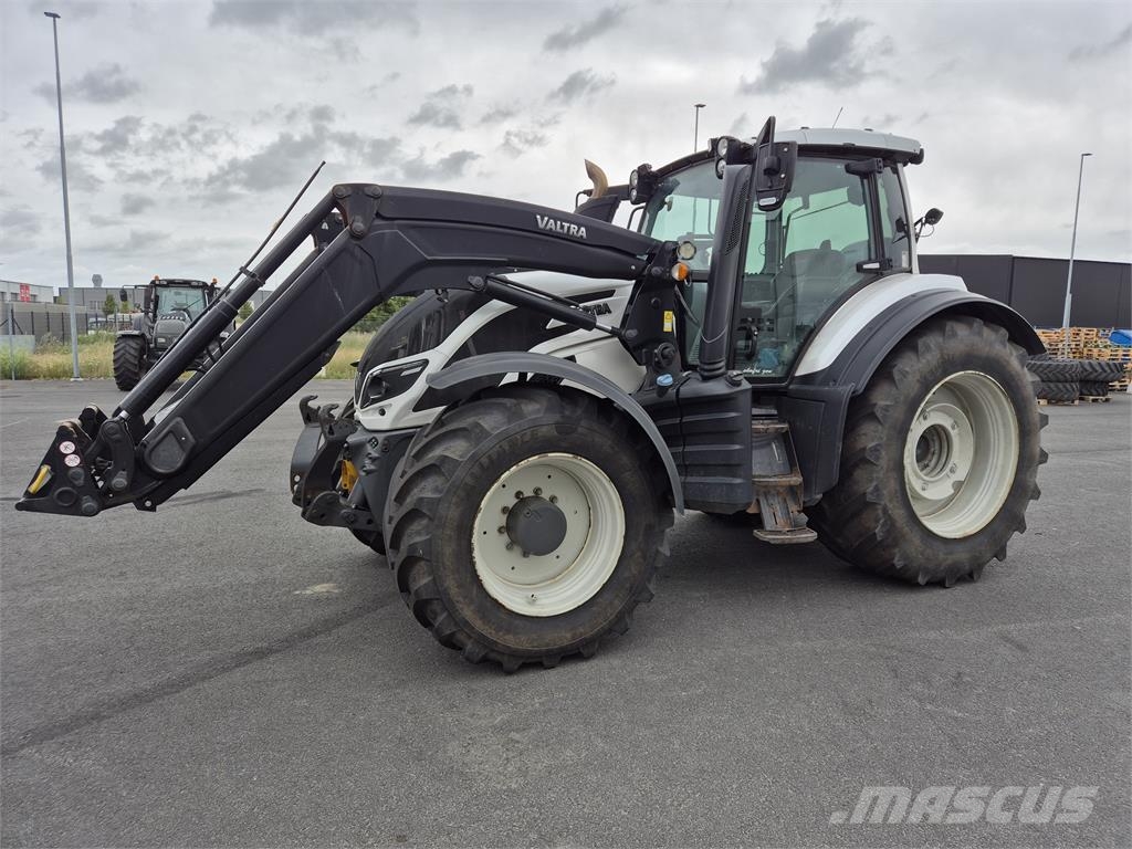 Valtra T214 V Traktory