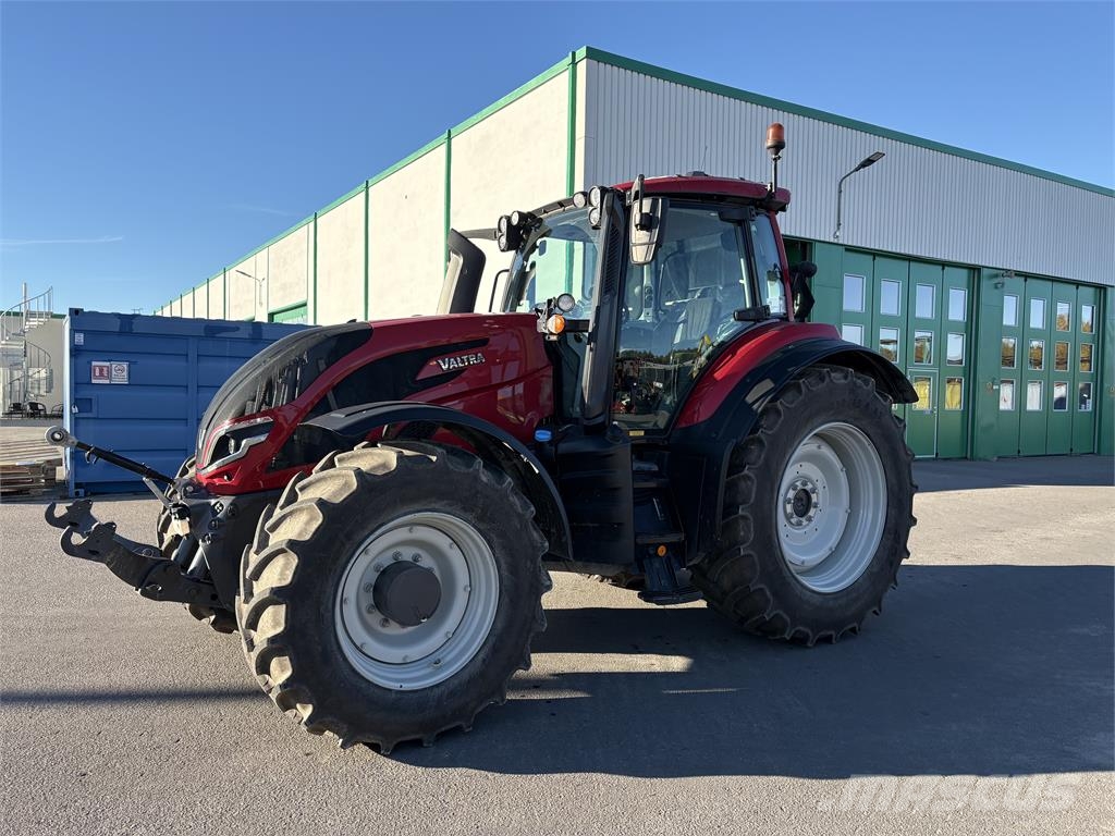 Valtra T215 VERSU Traktori