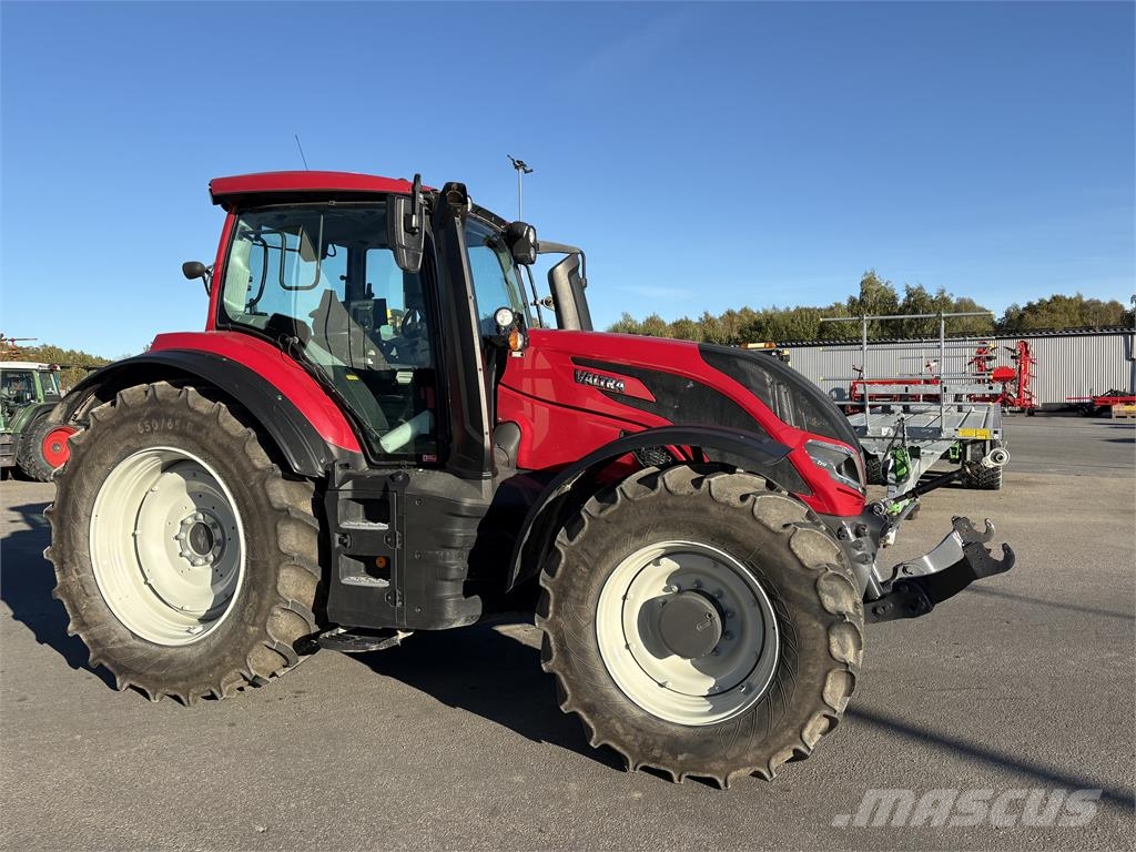 Valtra T215 VERSU Traktori