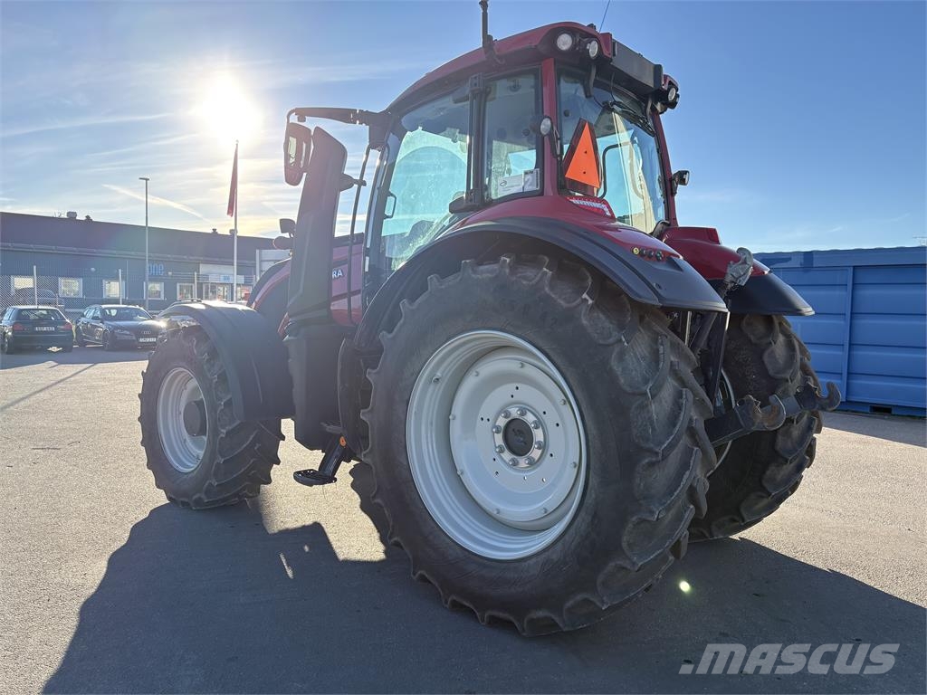 Valtra T215 VERSU Traktori