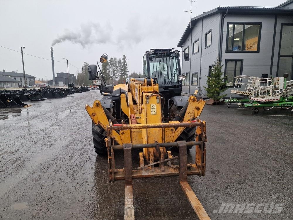 JCB 535-140 telehandler مناولات متداخلة