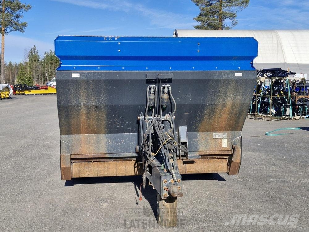 Padagas SP-6000 Hiekoitusvaunu lisälaidoilla 6.4m3 Kauhat