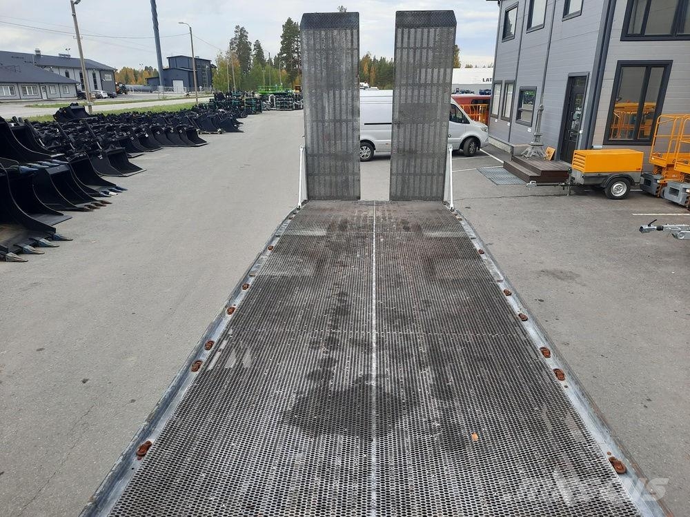 Scania P380 8x2 koneenkuljetusauto Platós / Ponyvás teherautók