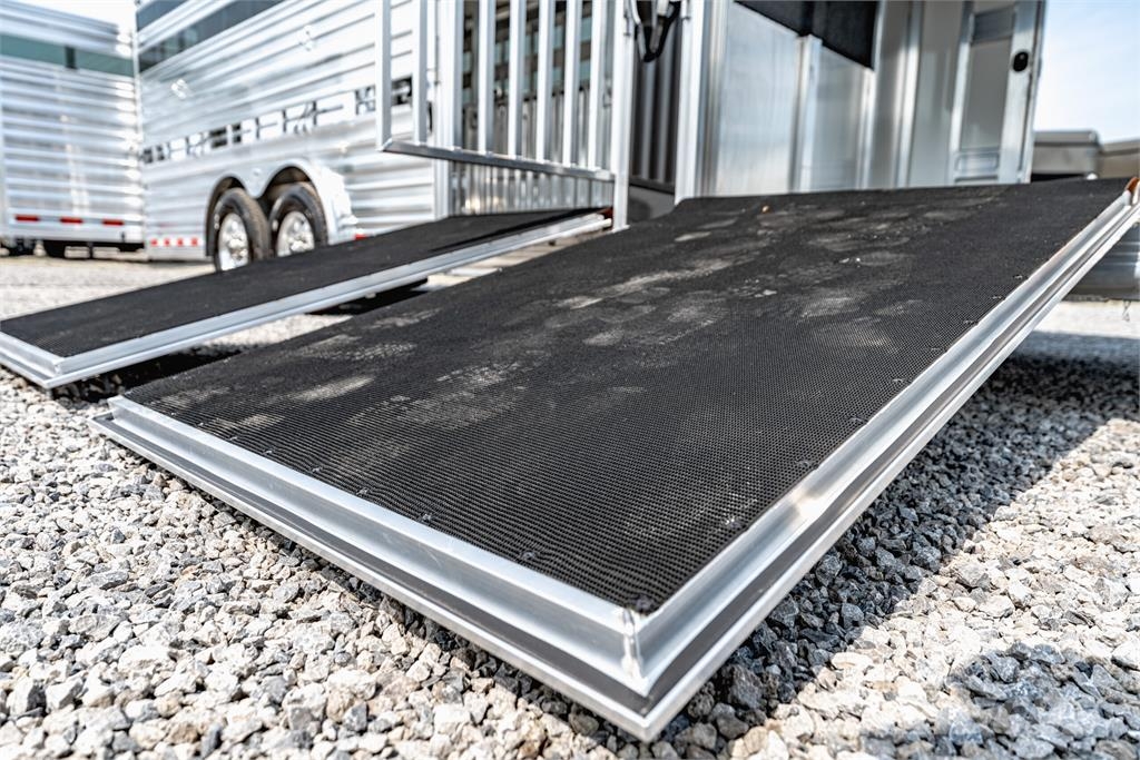 Cimarron TRAILERS LS24G Трейлери для транспортування тварин