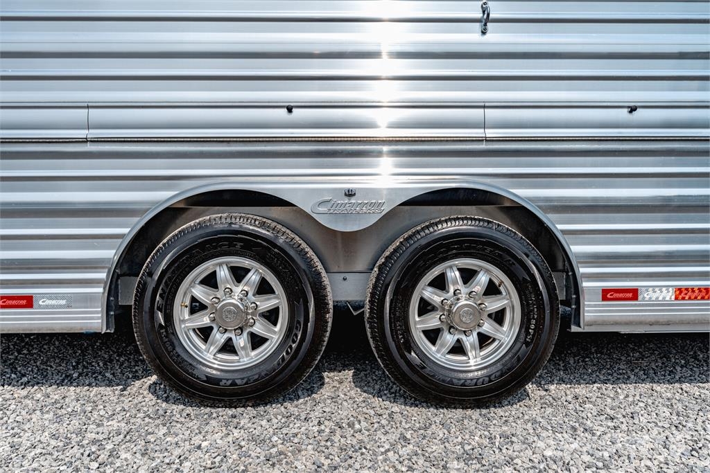 Cimarron TRAILERS LS24G Трейлери для транспортування тварин