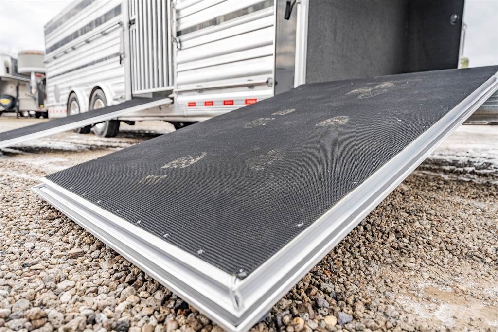 Cimarron TRAILERS SW30G SIG مقطورات نقل الحيوانات
