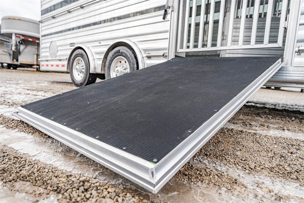 Cimarron TRAILERS SW30G SIG مقطورات نقل الحيوانات
