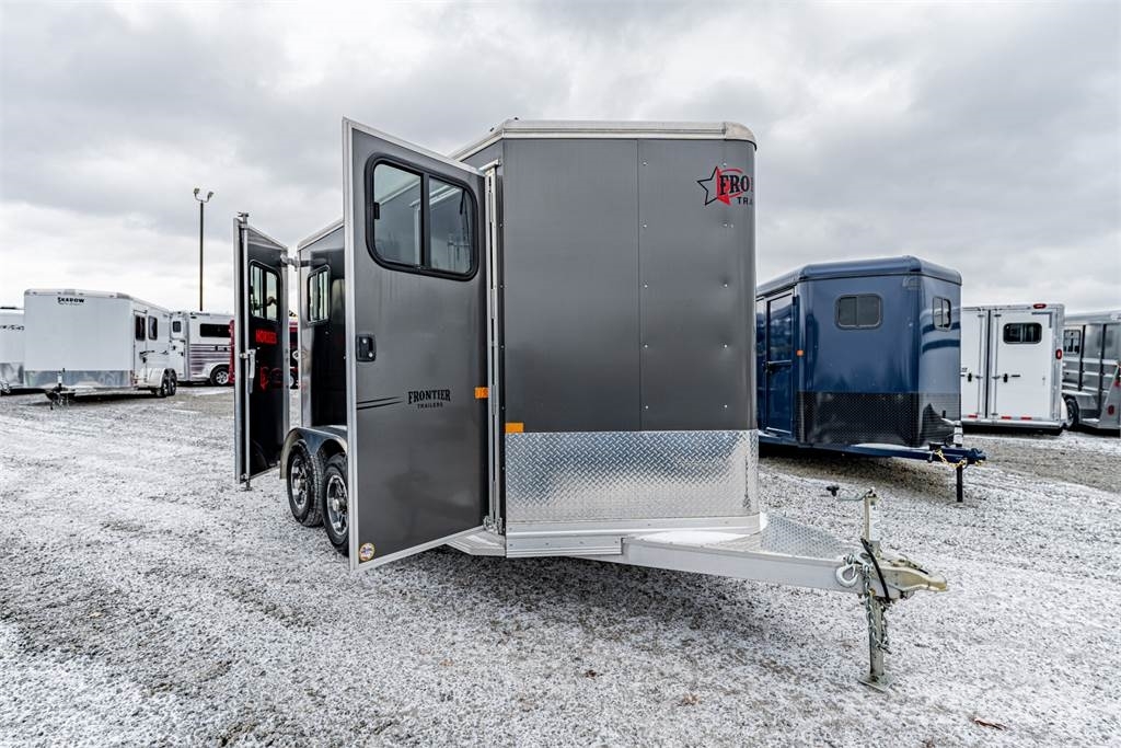 Frontier TRAILERS STRIDER 動物運輸拖車