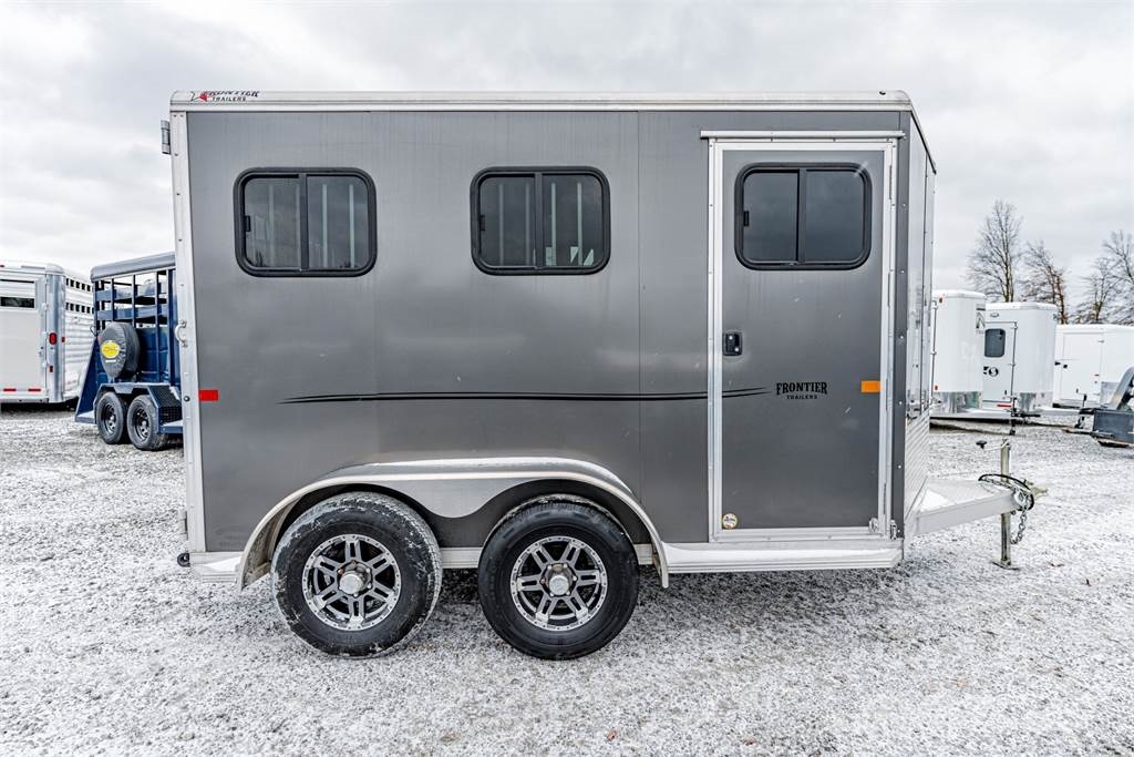 Frontier TRAILERS STRIDER 動物運輸拖車