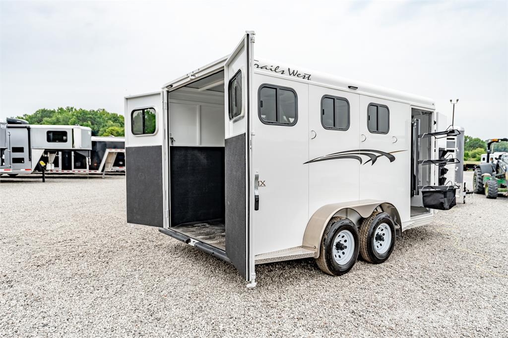 Trails West AD30MX Dzīvnieku transportēšanas piekabes