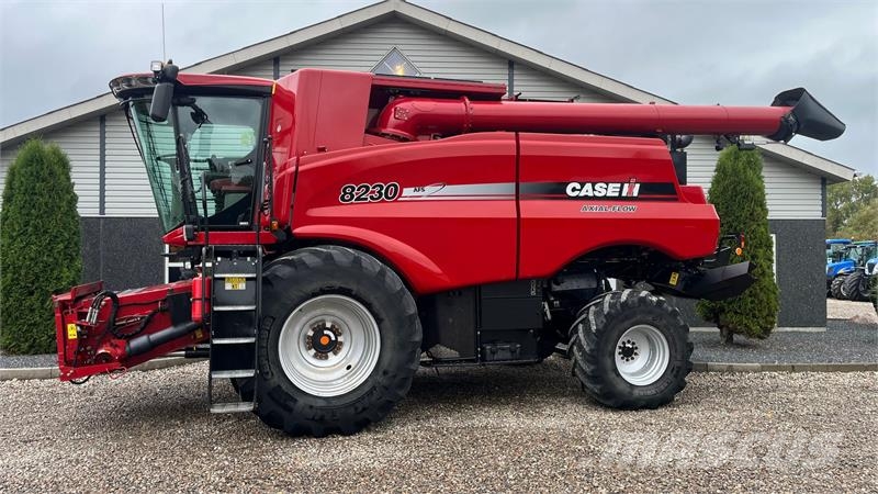 Case IH Axial Flow 8230 Med 2 sideknive Mejetærskere