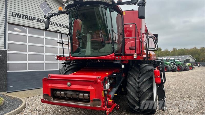 Case IH Axial Flow 8230 Med 2 sideknive Mejetærskere
