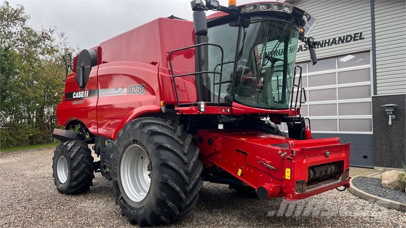 Case IH Axial Flow 8230 Med 2 sideknive Mejetærskere