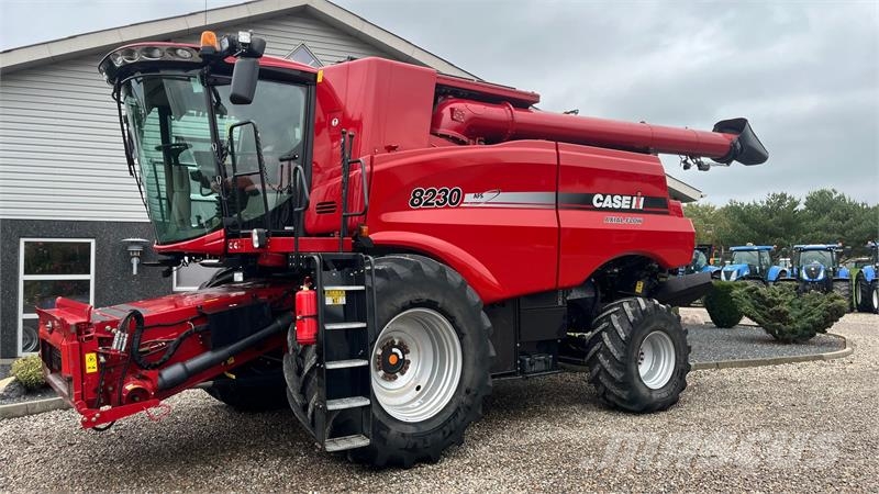 Case IH Axial Flow 8230 Med 2 sideknive Mejetærskere