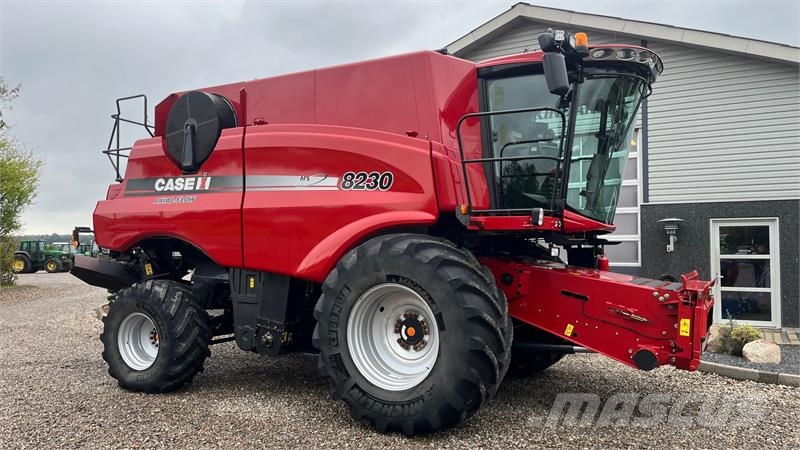 Case IH Axial Flow 8230 Med 2 sideknive Mejetærskere