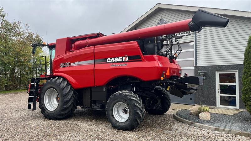 Case IH Axial Flow 8230 Med 2 sideknive Mejetærskere