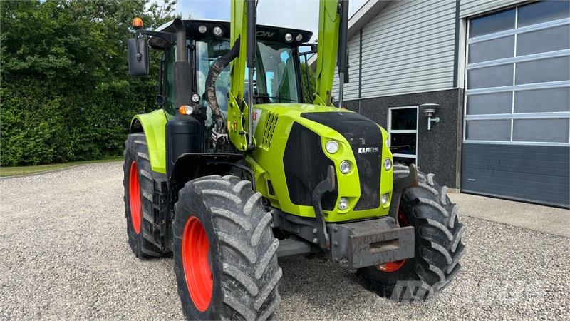 CLAAS Arion 610 Med frontlæsser Traktorok
