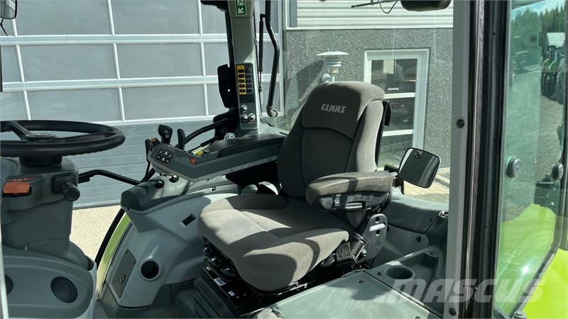 CLAAS Arion 610 Med frontlæsser Traktorok