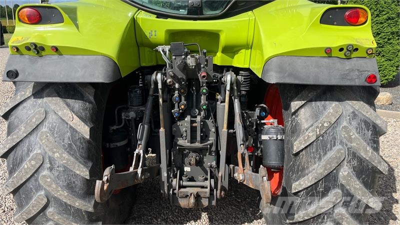 CLAAS Arion 610 Med frontlæsser Traktorok
