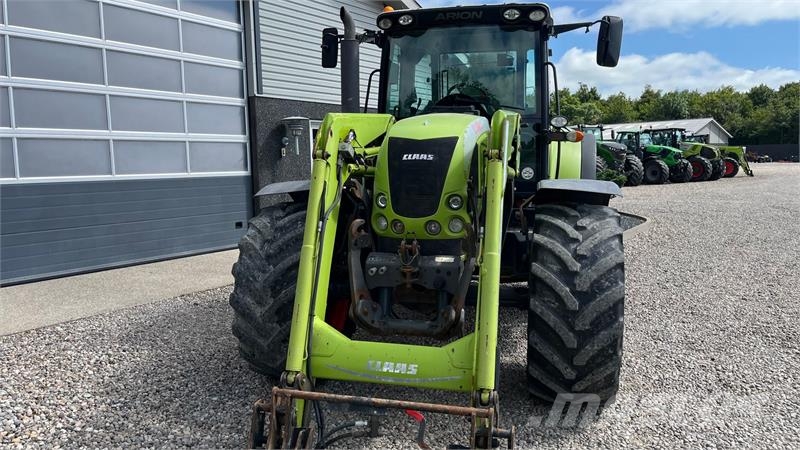 CLAAS Arion 630 CIS Med frontlæsser og frontlift Traktorok