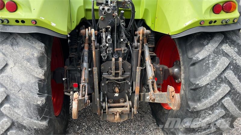 CLAAS Arion 630 CIS Med frontlæsser og frontlift Traktorok
