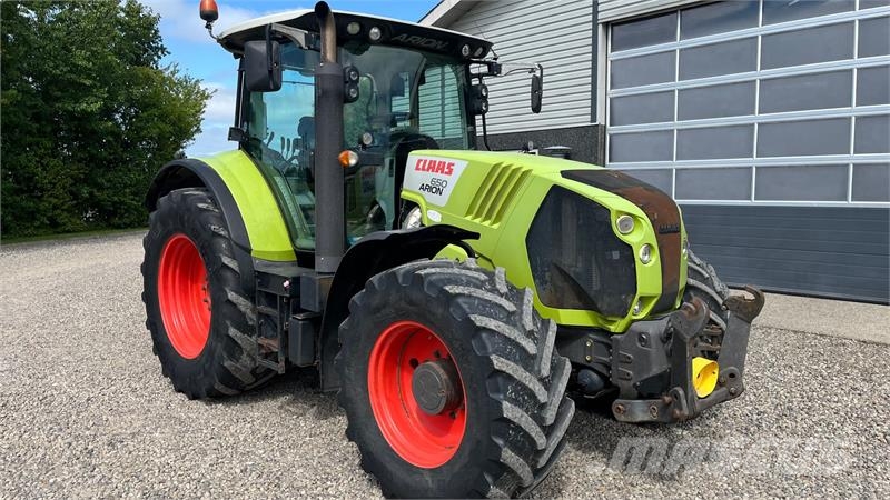 CLAAS ARION 650 Med frontlift og frontPTO Traktorok