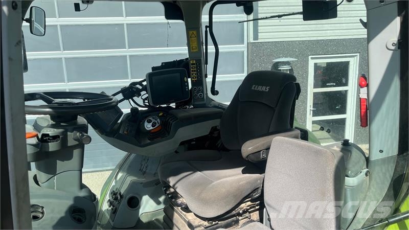 CLAAS Axion 830 Cebis med frontlift Traktori