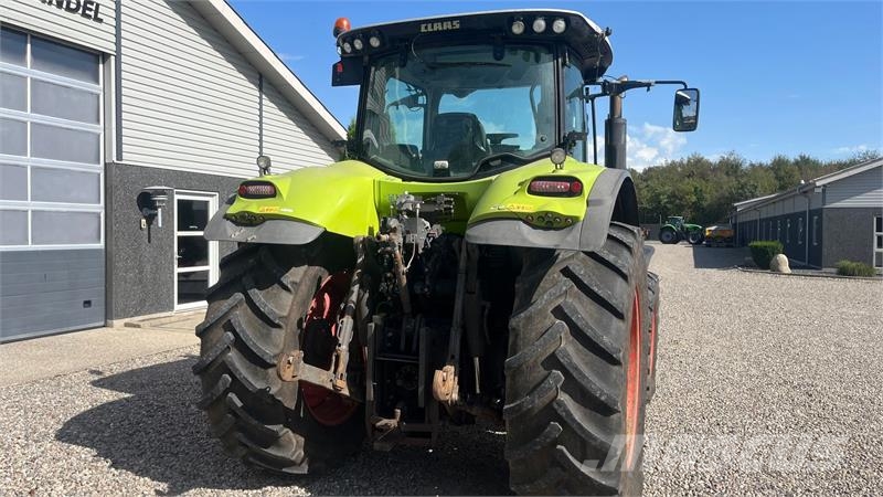 CLAAS Axion 830 Cebis med frontlift Traktori
