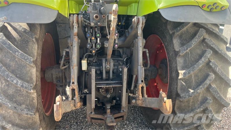 CLAAS Axion 830 Cebis med frontlift Traktori