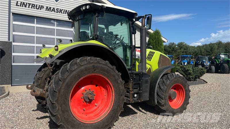 CLAAS Axion 830 Cebis med frontlift Traktori