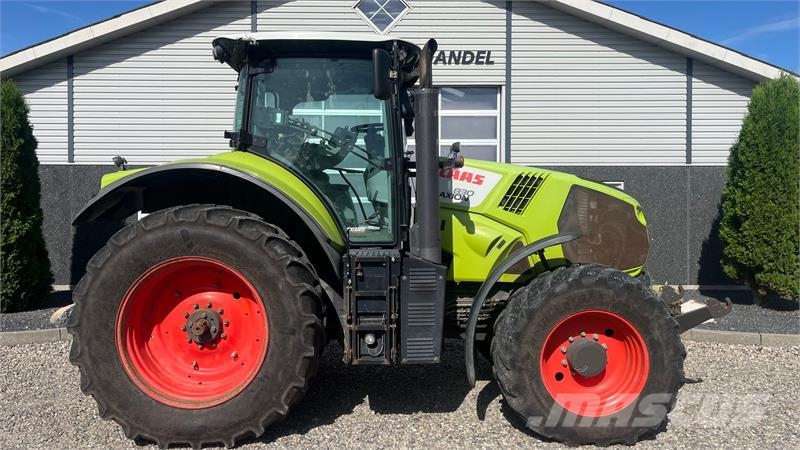 CLAAS Axion 830 Cebis med frontlift Traktori