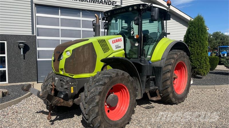 CLAAS Axion 830 Cebis med frontlift Traktori