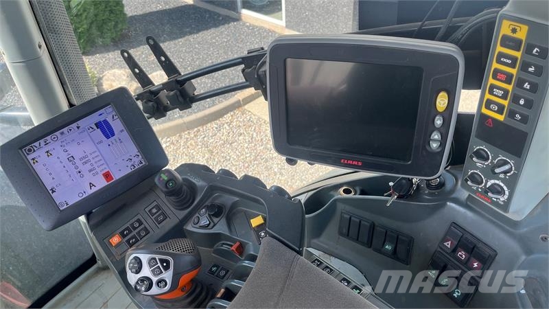 CLAAS Axion 830 Cebis med frontlift Traktori