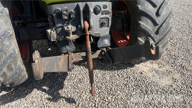 CLAAS Axion 830 Cebis med frontlift Traktori