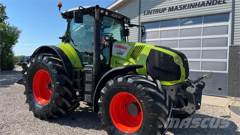 CLAAS AXION 850 CMatic med frontlift Traktorok