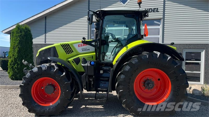 CLAAS AXION 850 CMatic med frontlift Traktorok