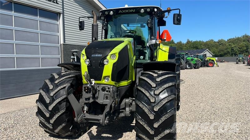 CLAAS AXION 850 CMatic med frontlift Traktorok