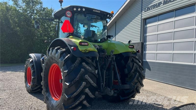 CLAAS AXION 850 CMatic med frontlift Traktorok